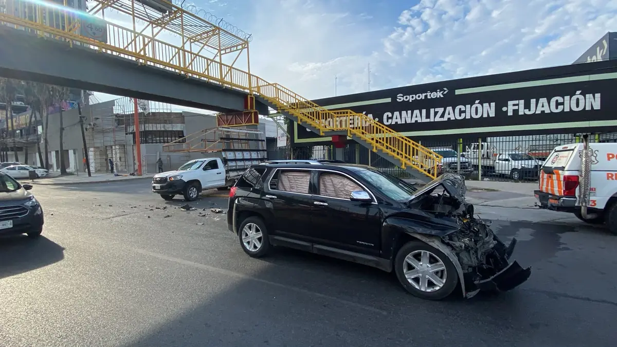 Un accidente entre vehículos en el centro de Monterrey dejó lesionados a dos conductores, que recibieron atención médica.