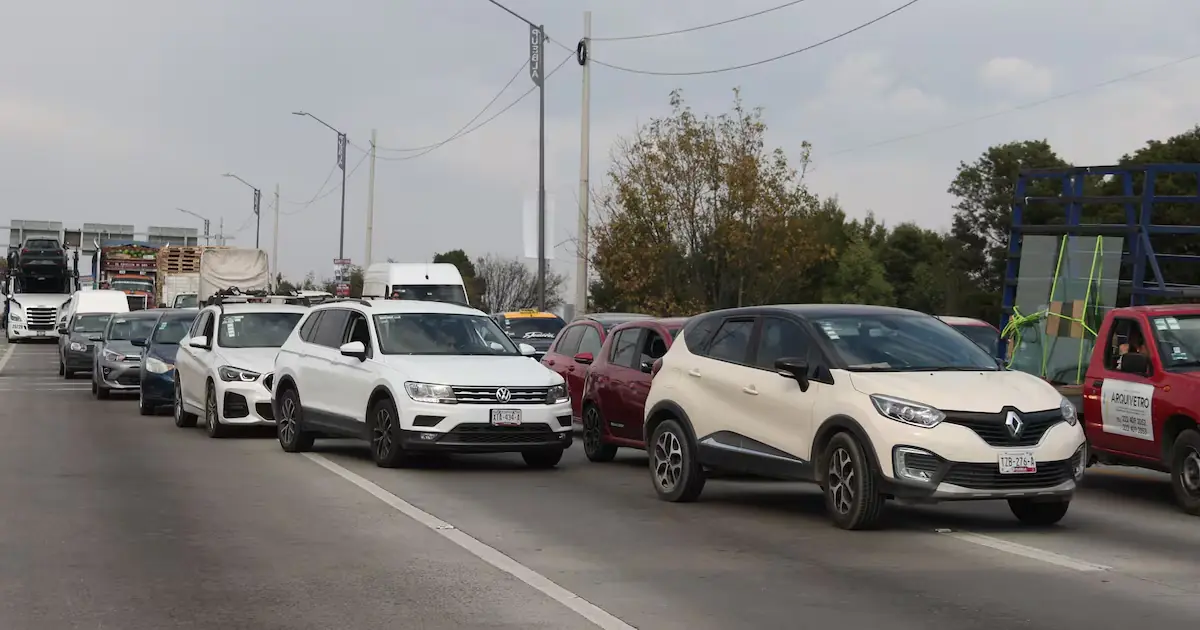 Las autoridades advierten sobre el cierre de carriles y sugieren rutas alternas.