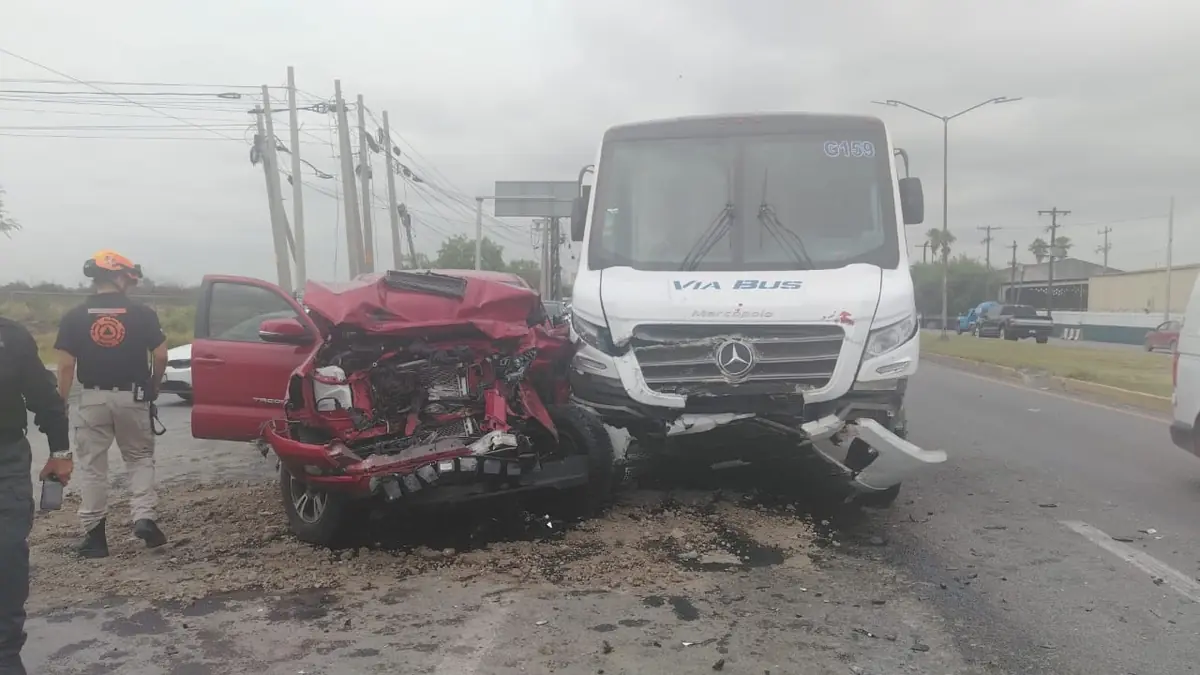 Un derrame de combustible complicó la circulación en la Carretera a Laredo.