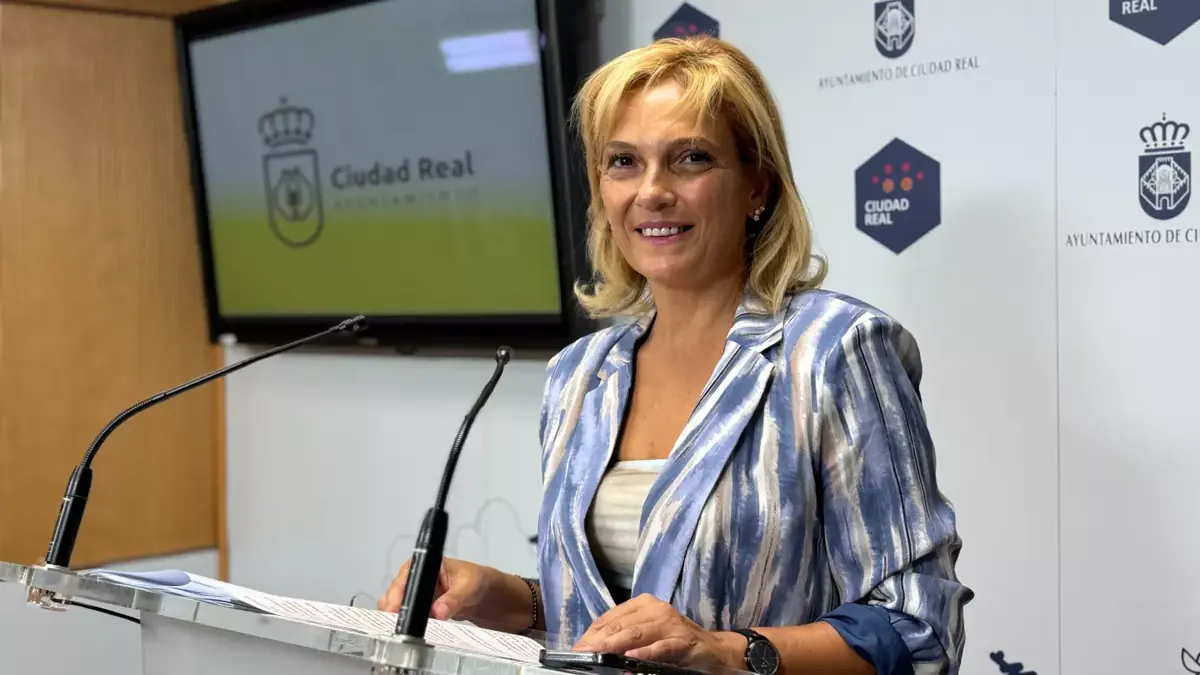La concejal María José Escobedo anuncia acciones legales contra la administración regional.