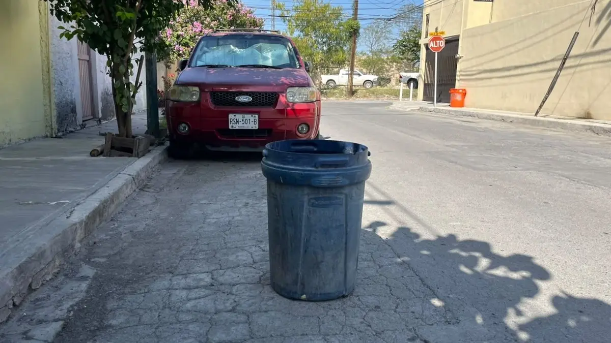 A pesar de la prohibición, la práctica de apartar cajones continúa en Monterrey y municipios aledaños.