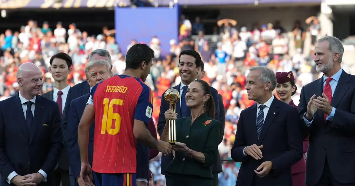 La presidenta de México entregó el Balón de Oro y se convirtió en protagonista junto a líderes globales.