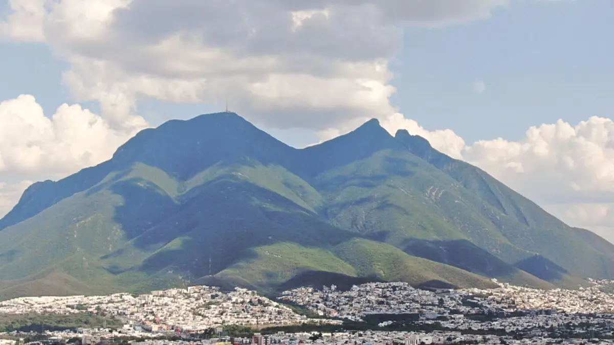 Este miércoles se prevé un ambiente caluroso y brumoso en Monterrey, con ligera probabilidad de lluvia.