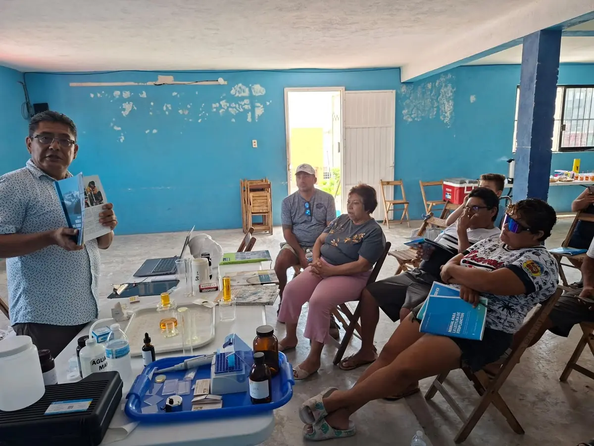 Capacitación en San Felipe y Río Lagartos fortalece la resiliencia ante florecimientos algales nocivos.