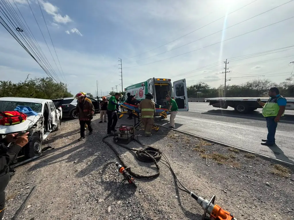 Un hombre fue rescatado tras un accidente en la carretera a Laredo, recibiendo atención médica posteriormente.
