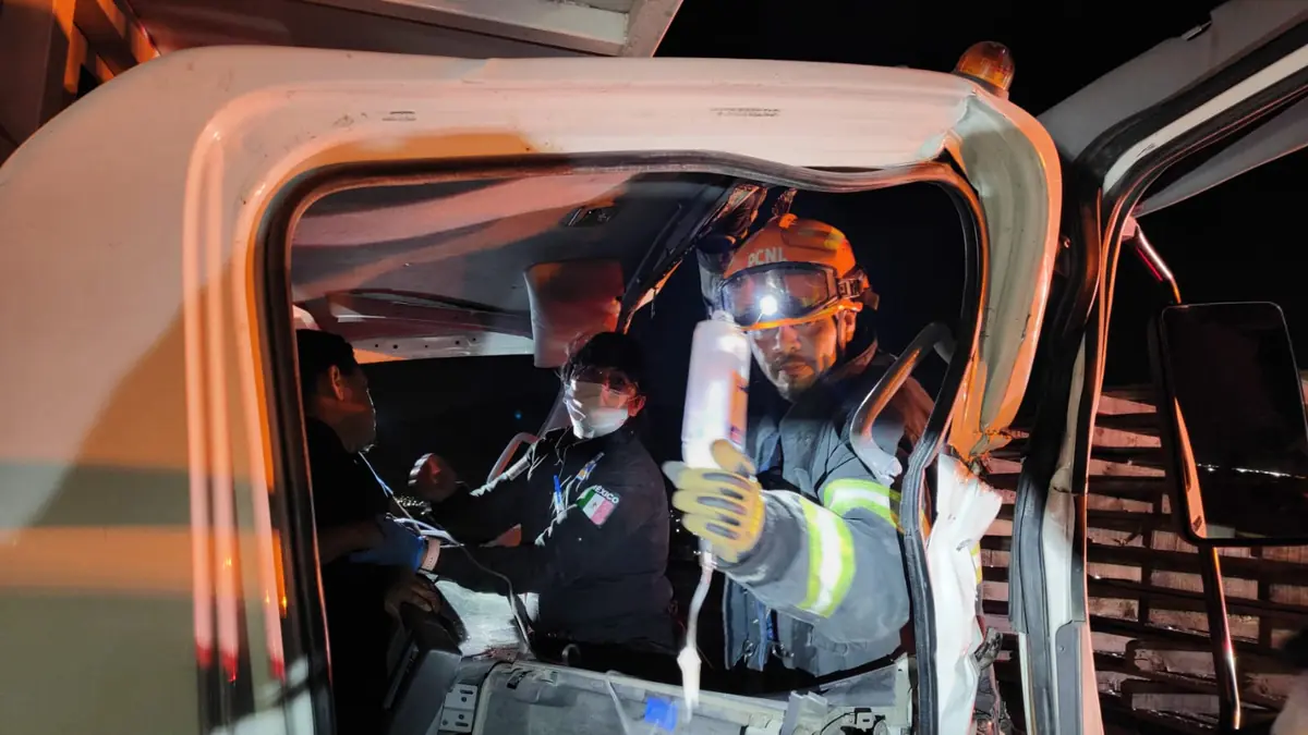Un accidente en Escobedo moviliza a cuerpos de emergencia para rescatar al conductor atrapado.