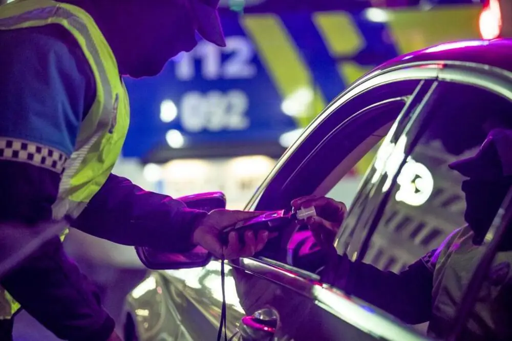 Detención de un hombre que circulaba ebrio por la acera y sin carné reaviva preocupaciones sobre la seguridad vial.