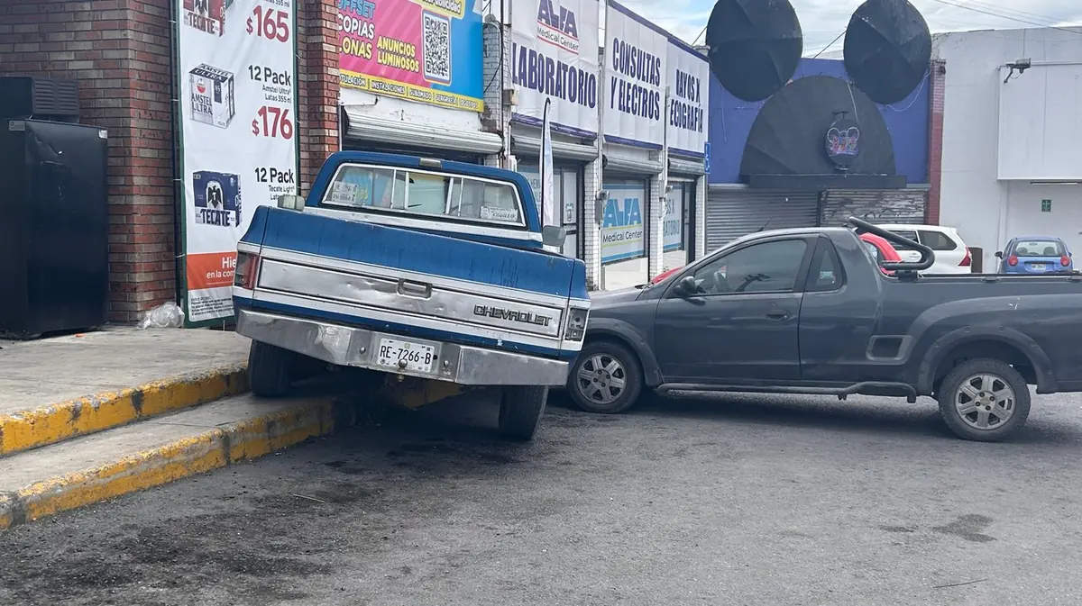 Un hombre resultó herido tras perder el control de su vehículo en un estacionamiento.