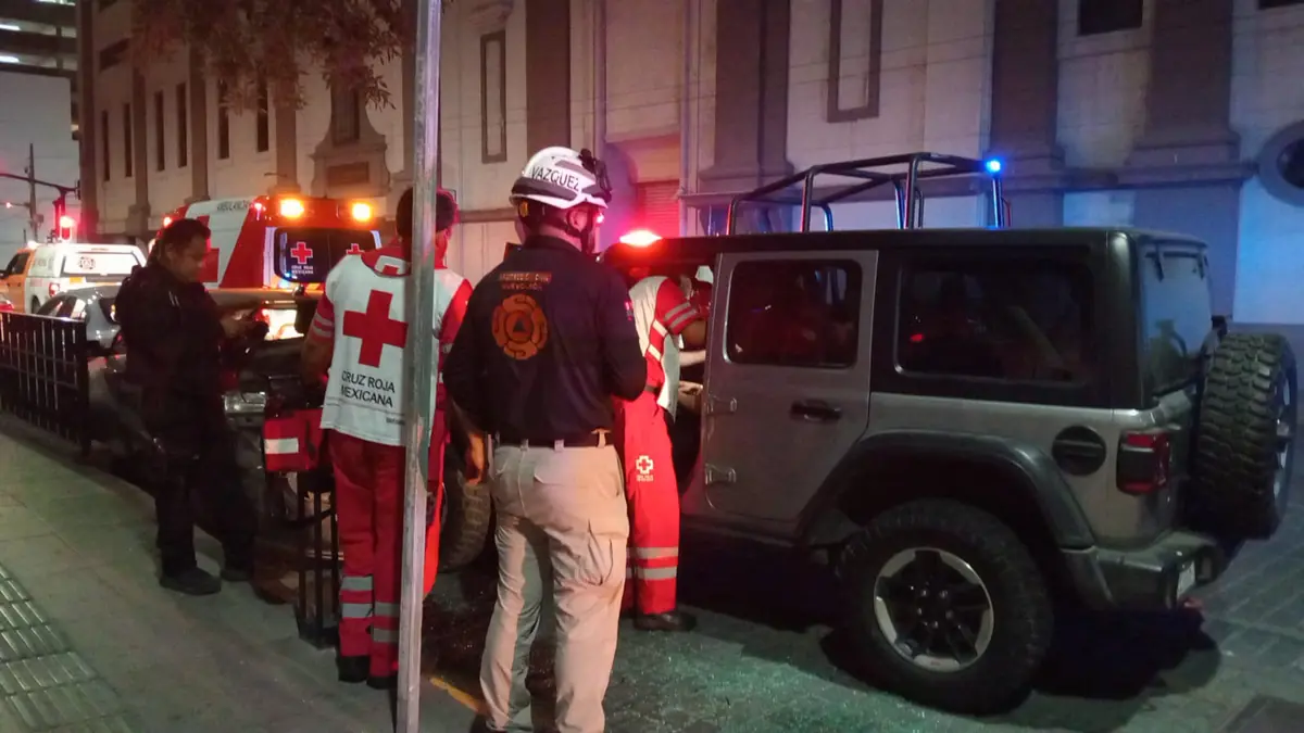 Un accidente en el centro de Monterrey dejó a un conductor herido que rechazó atención hospitalaria.