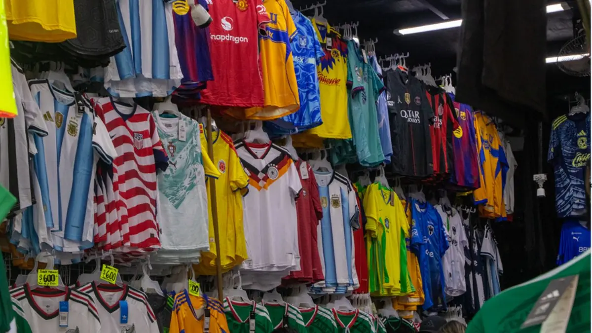 A pesar de concluir la Copa Mundial de la FIFA 2026, la venta de camisetas piratas persiste en el Centro de Monterrey.