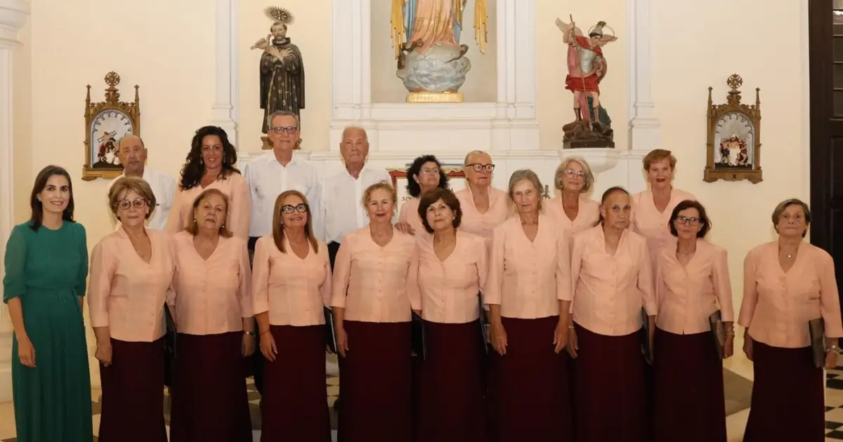La actuación de la coral destacó por su calidad interpretativa y emotividad, emocionando al público asistente.