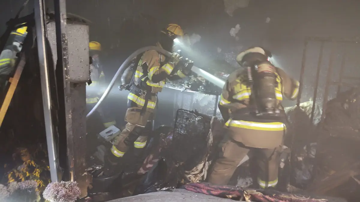 Un incendio en una florería de Monterrey se generó por un cortocircuito, pero no se reportaron heridos.