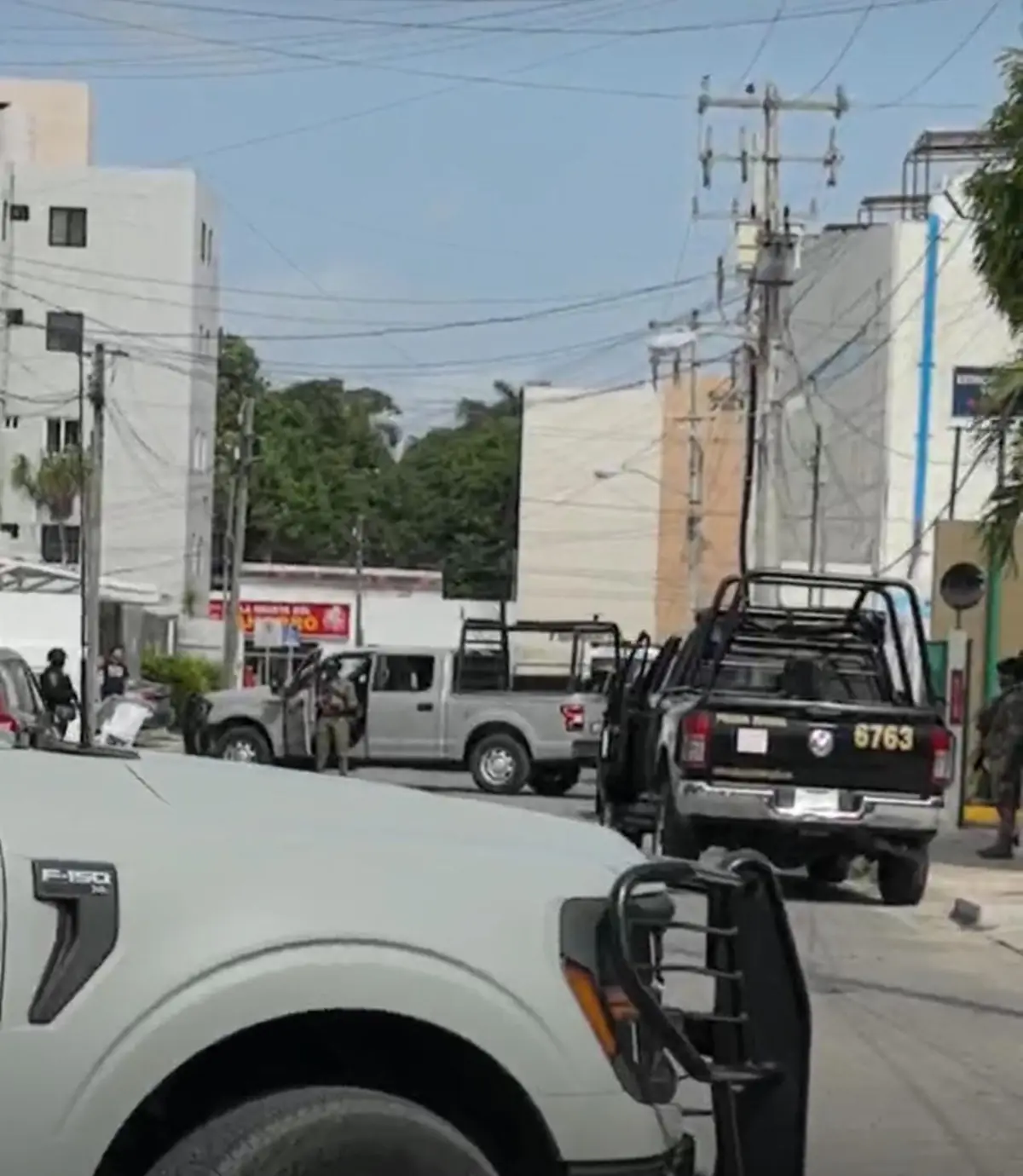 Las autoridades llevan a cabo operativos relacionados con un homicidio en la ciudad.