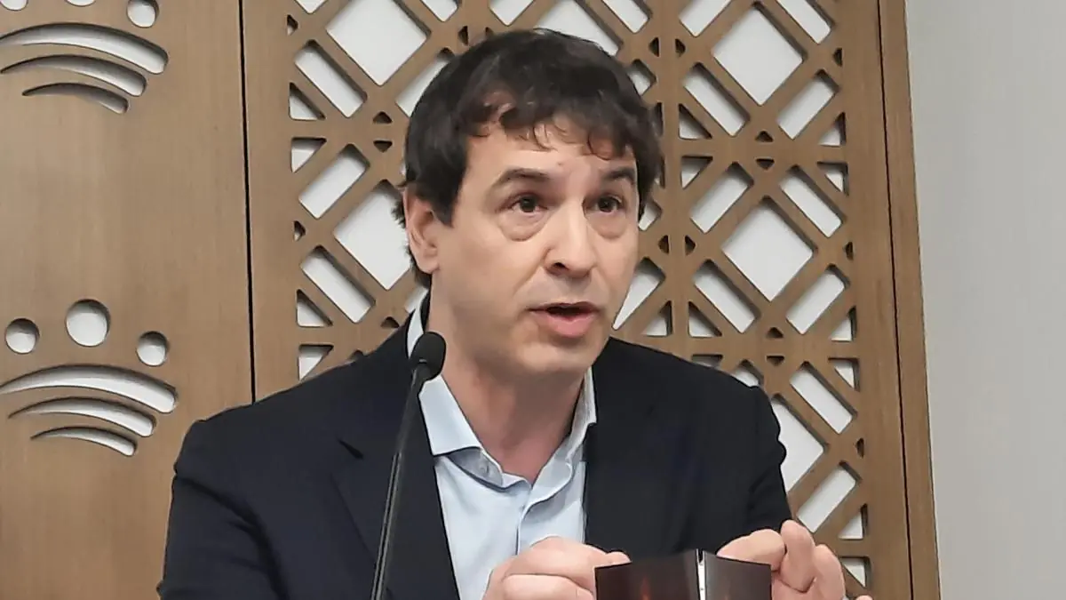 La condena por irregularidades en su contratación desata controversia en España.