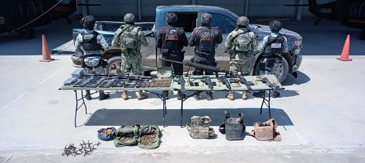 Fuerzas de seguridad aseguran armas y equipo táctico en operación contra delincuencia organizada.