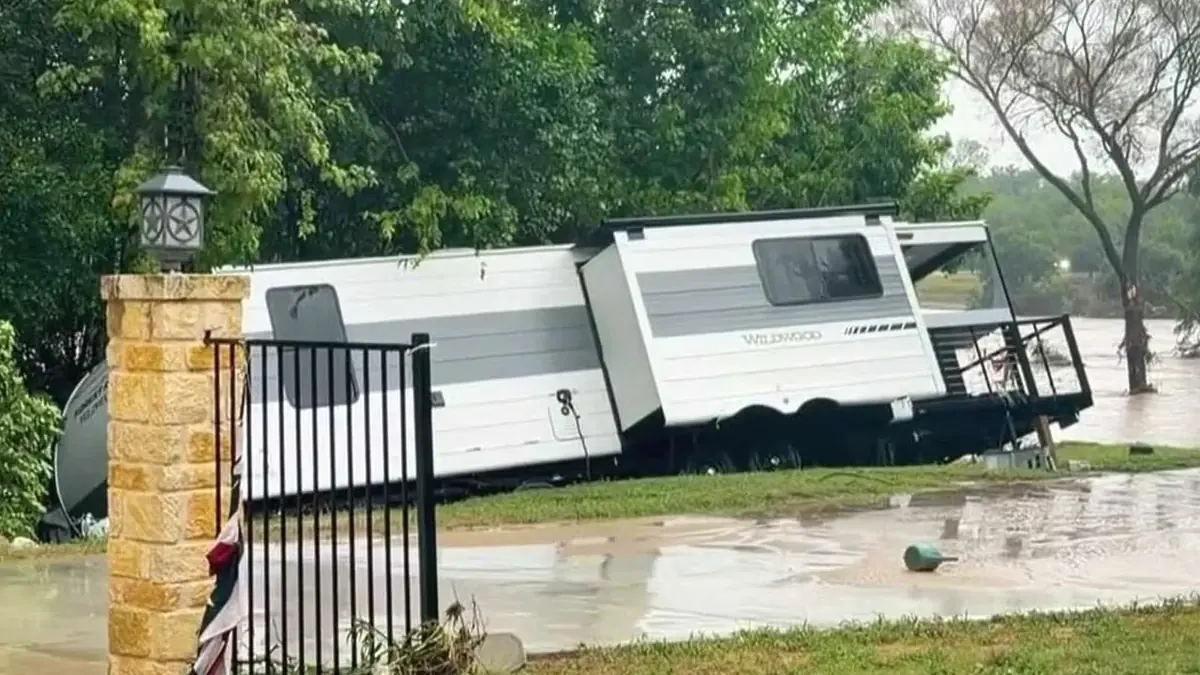 Intensas lluvias han llevado a la evacuación de zonas residenciales en Kerrville, Texas, tras el desbordamiento del río Guadalupe.