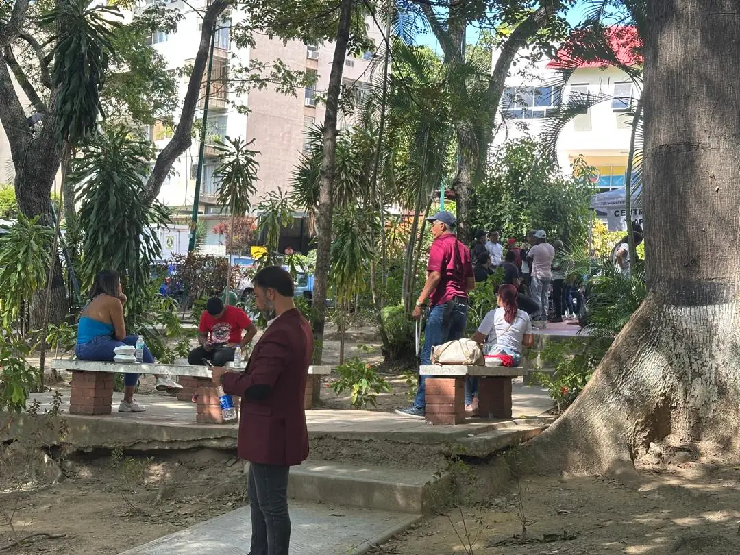 Cuatro días después del terremoto, la familia espera información sobre los cuerpos de sus seres queridos.
