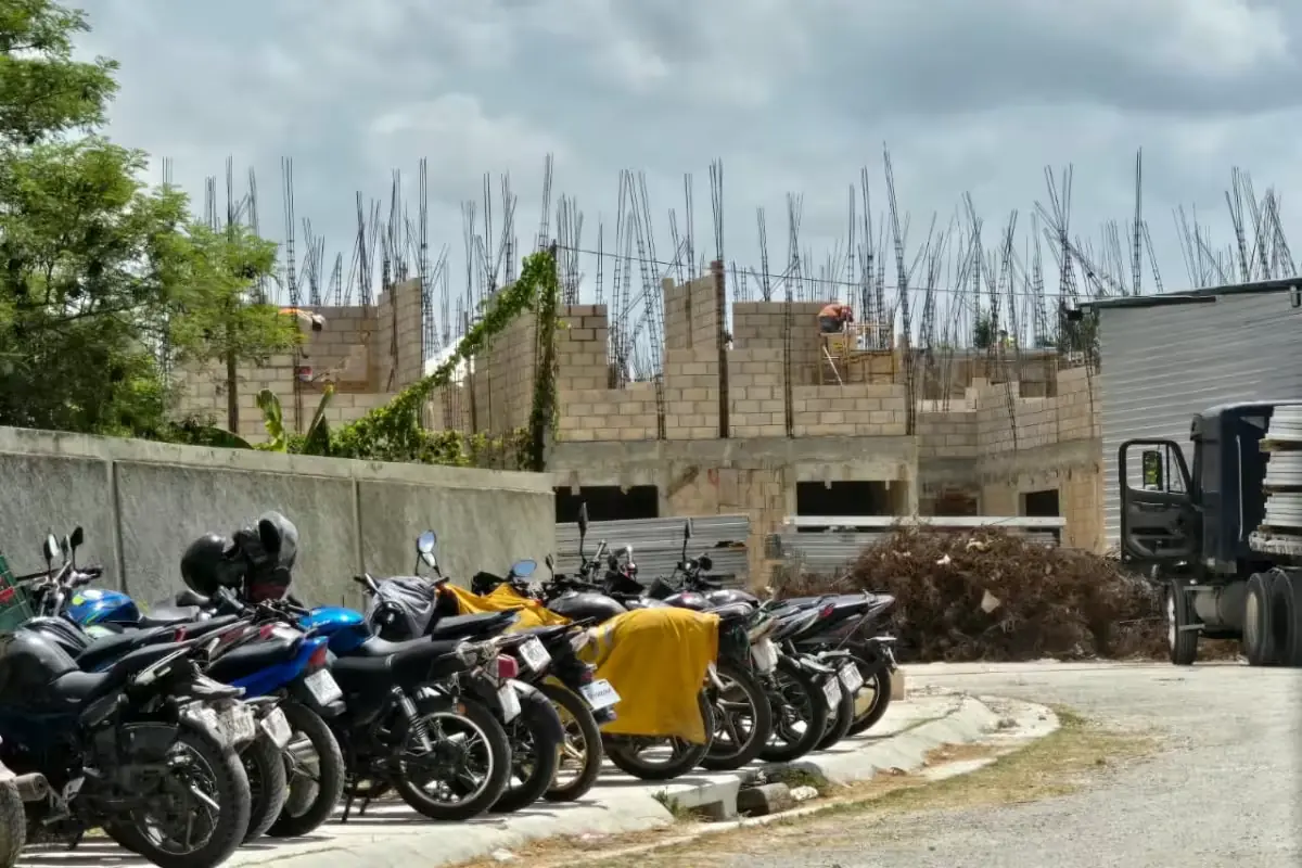 La reanudación de la construcción enfrenta desafíos tras vandalismo y lluvias.