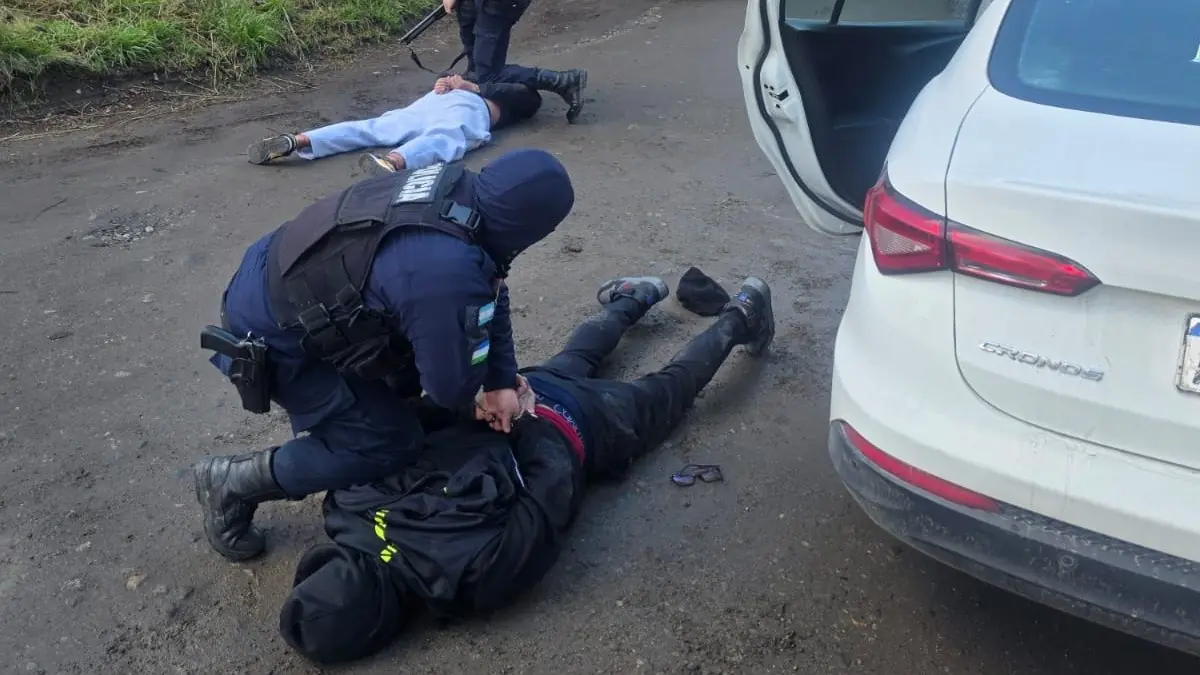 La policía arrestó a un hombre en un operativo tras detectar un vehículo sospechoso.