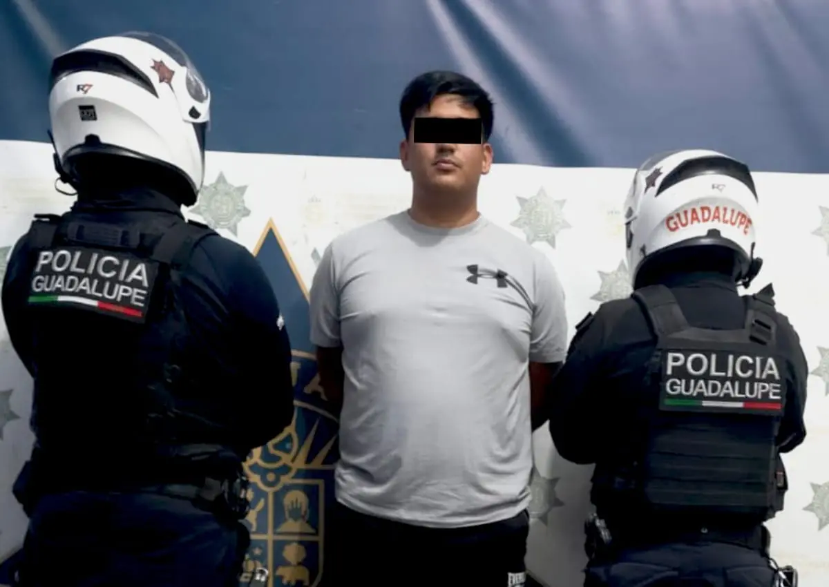 Un hombre enfrenta cargos por uso de celular y posesión de droga tras persecución.