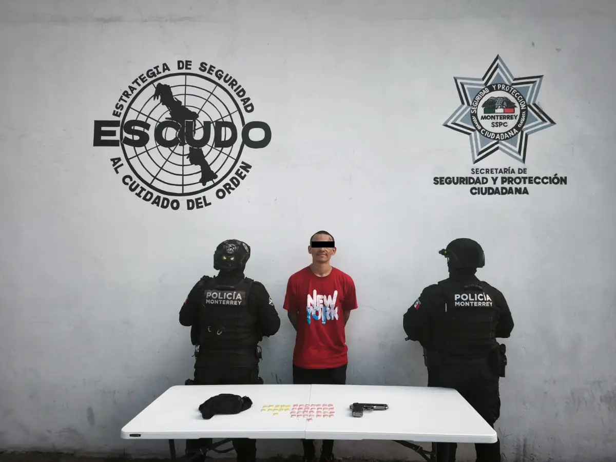 La Policía de Monterrey aseguró un arma y dosis de cristal en un operativo de vigilancia.