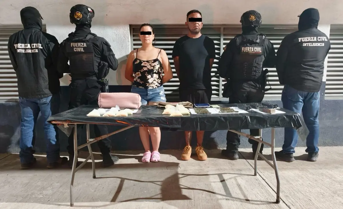 Fuerza Civil asegura cargadores, dinero y dosis de cocaína en operativo.