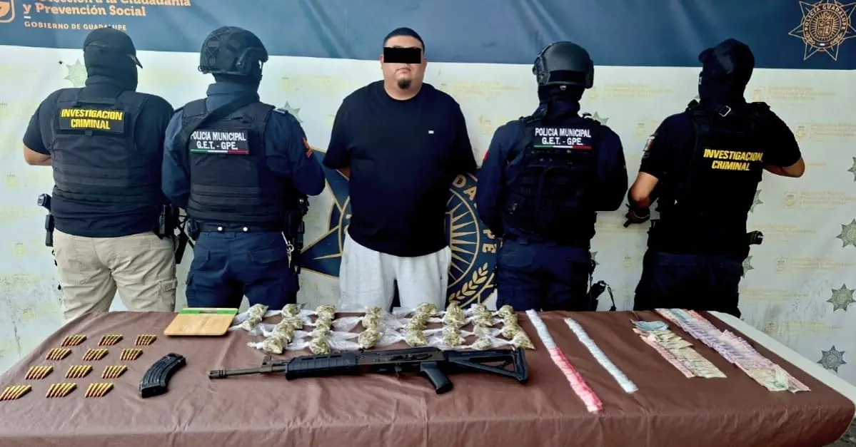 La detención se realiza en el marco de un operativo del Grupo Especial Táctico, asegurando drogas y un arma.