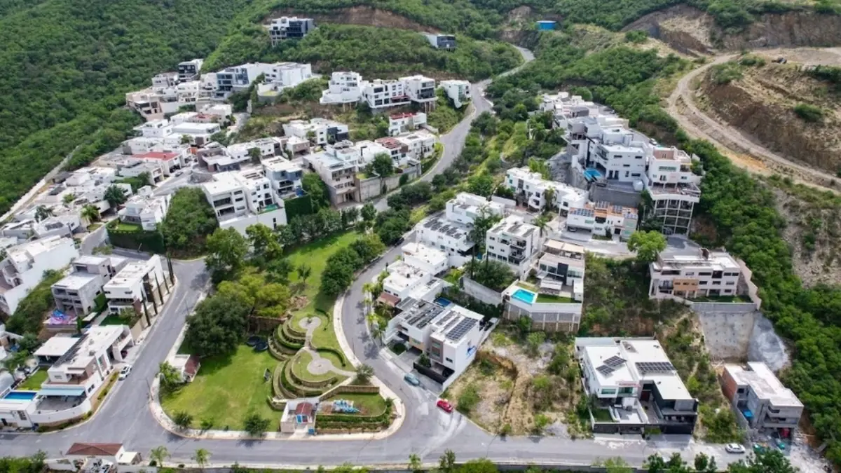 Legisladores buscan frenar urbanización descontrolada que amenaza la flora y fauna de la región montañosa.