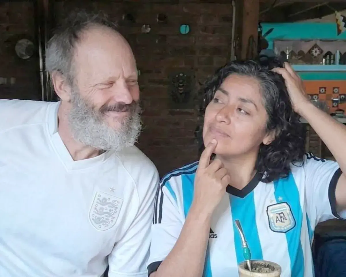 Una pareja de San Pedro une la pasión por el fútbol con un profundo amor multicultural.