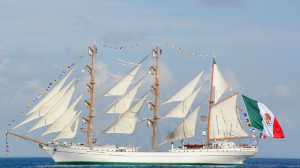 El buque escuela de la Armada de México inicia su crucero de instrucción tras un trágico incidente.