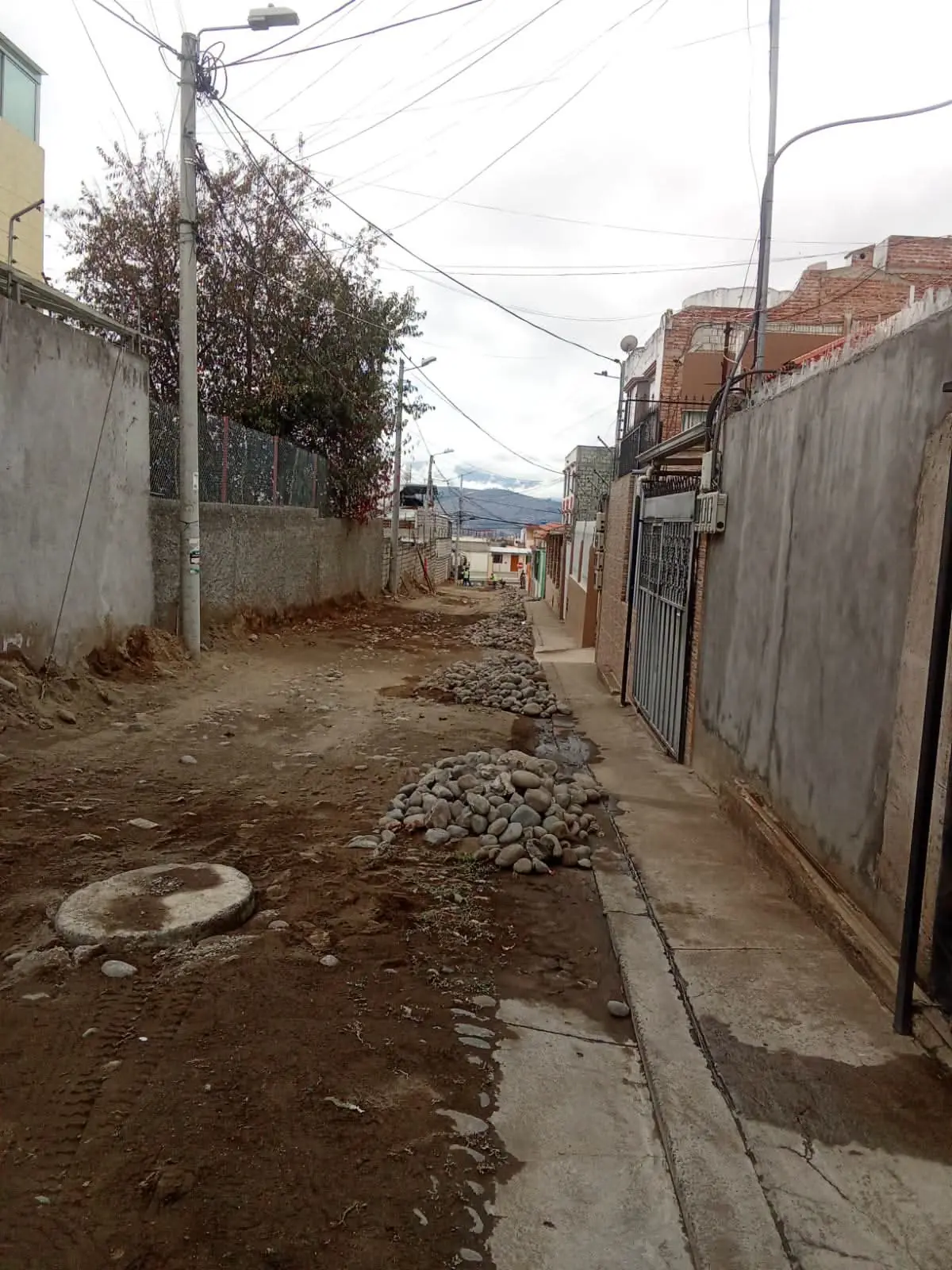 Las reparaciones buscan garantizar el suministro de agua potable en la ciudad.