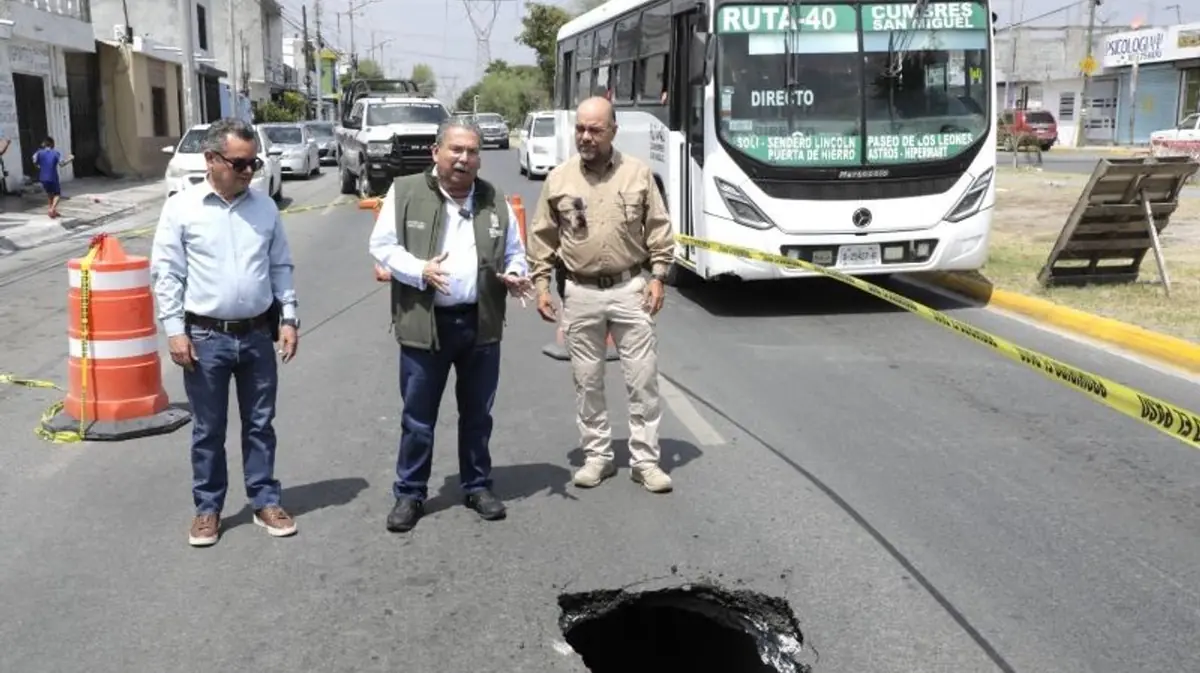 La fuga subterránea ha causado el colapso del pavimento, obligando al cierre parcial de la vialidad.