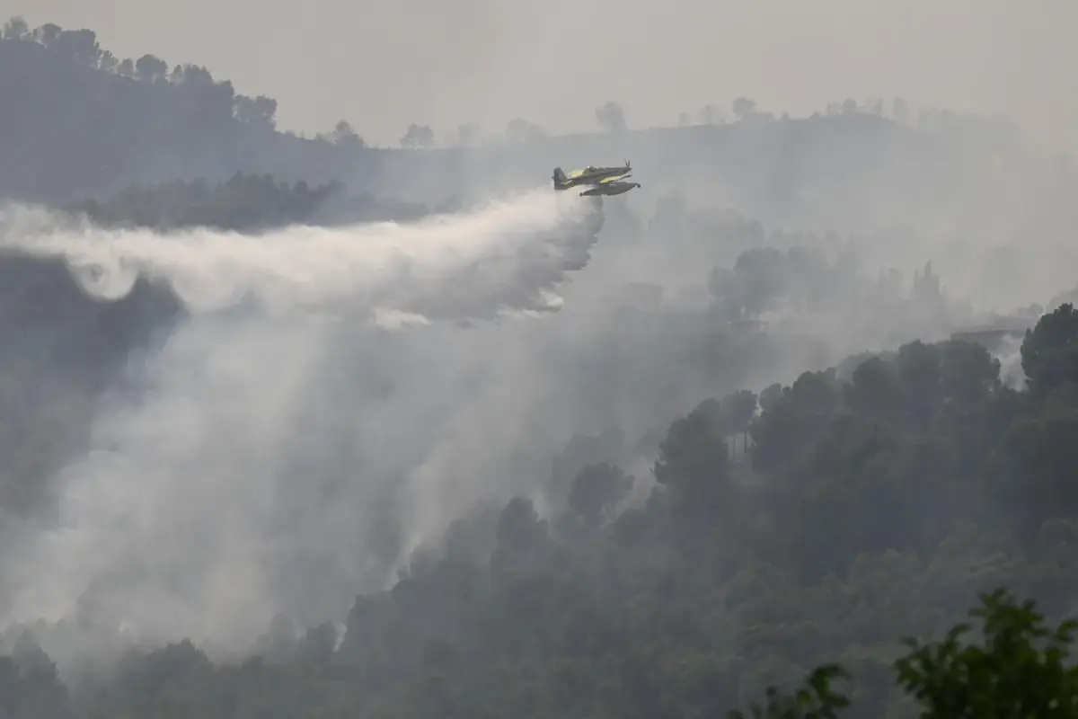 Miles de personas evacuadas mientras el país trabaja para controlar el fuego.