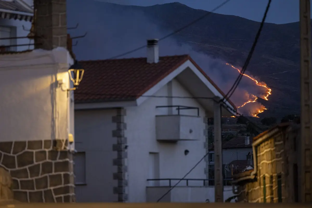 El incendio en Burgohondo muestra avances, pero persisten riesgos en la zona sureste.