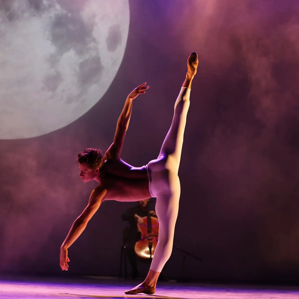 El joven talento es seleccionado como aprendiz en una de las mejores compañías de danza del mundo.