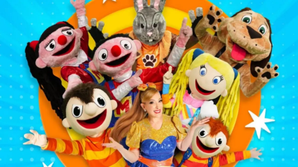 Samuel Garza, parte del equipo del popular show infantil, murió en el extranjero, generando condolencias en redes sociales.
