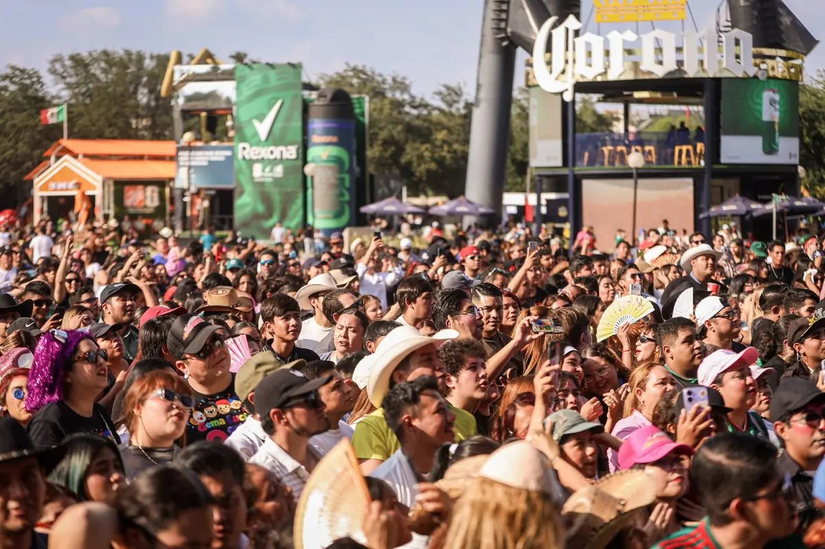 El FIFA Fan Festival encanta a asistentes con música y actividades recreativas previas a la presentación de Los Payasonicos.