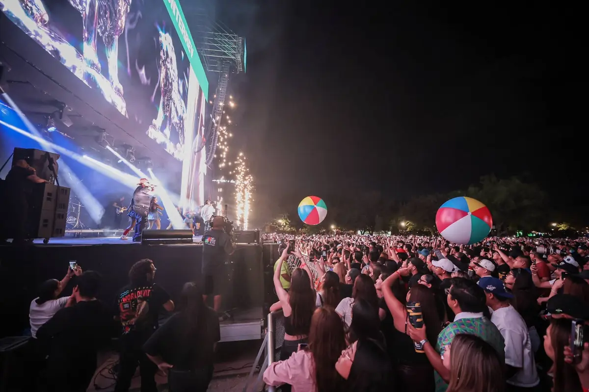Passion Vallenata y MC Davo brillan en un evento musical lleno de energía y sorpresas.