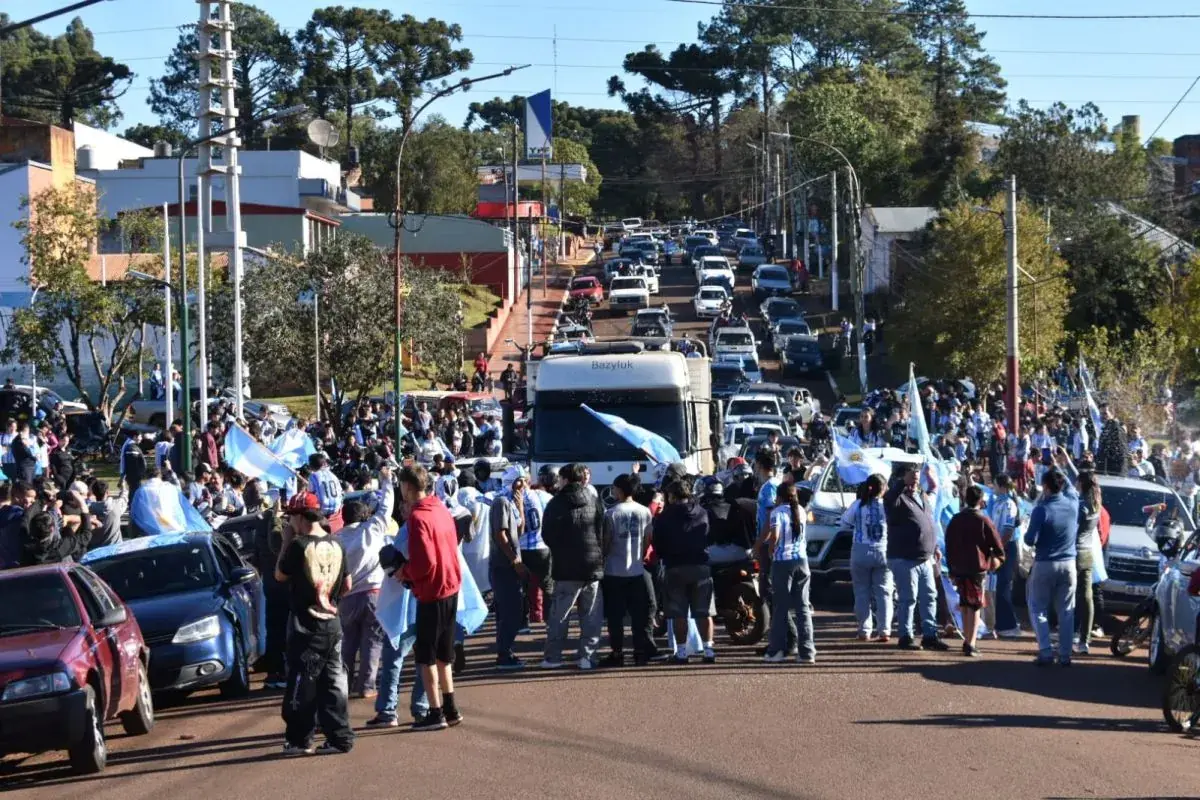 La selección nacional logra un emocionante triunfo y desata celebraciones en varias ciudades de la provincia.