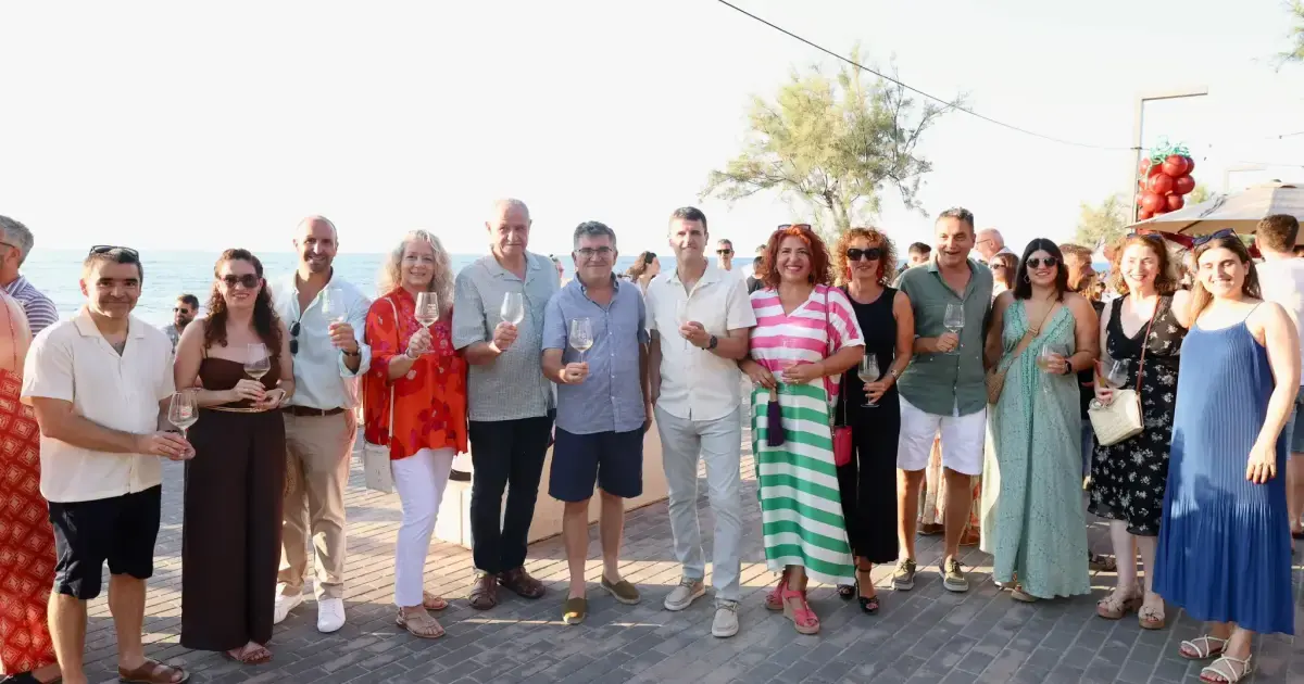 La quinceava edición del Raïm Wine Fest ofrece música, vinos locales y gastronomía en un entorno costero.