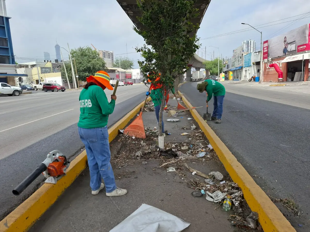 Operativos de limpieza mejoran espacios públicos en varios municipios de Nuevo León.