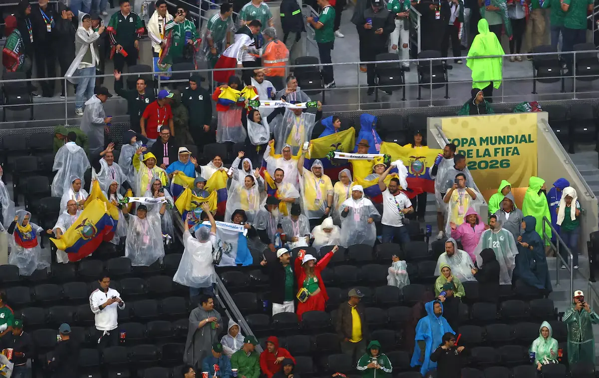 La FIFA pospone el juego por tormentas eléctricas, priorizando la seguridad de jugadores y aficionados.