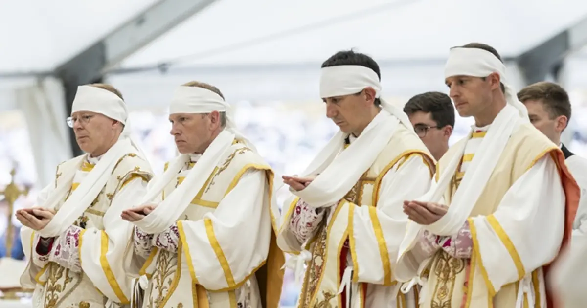 La Fraternidad San Pío X ordena obispos sin autorización papal, intensificando la tensión con el Vaticano.