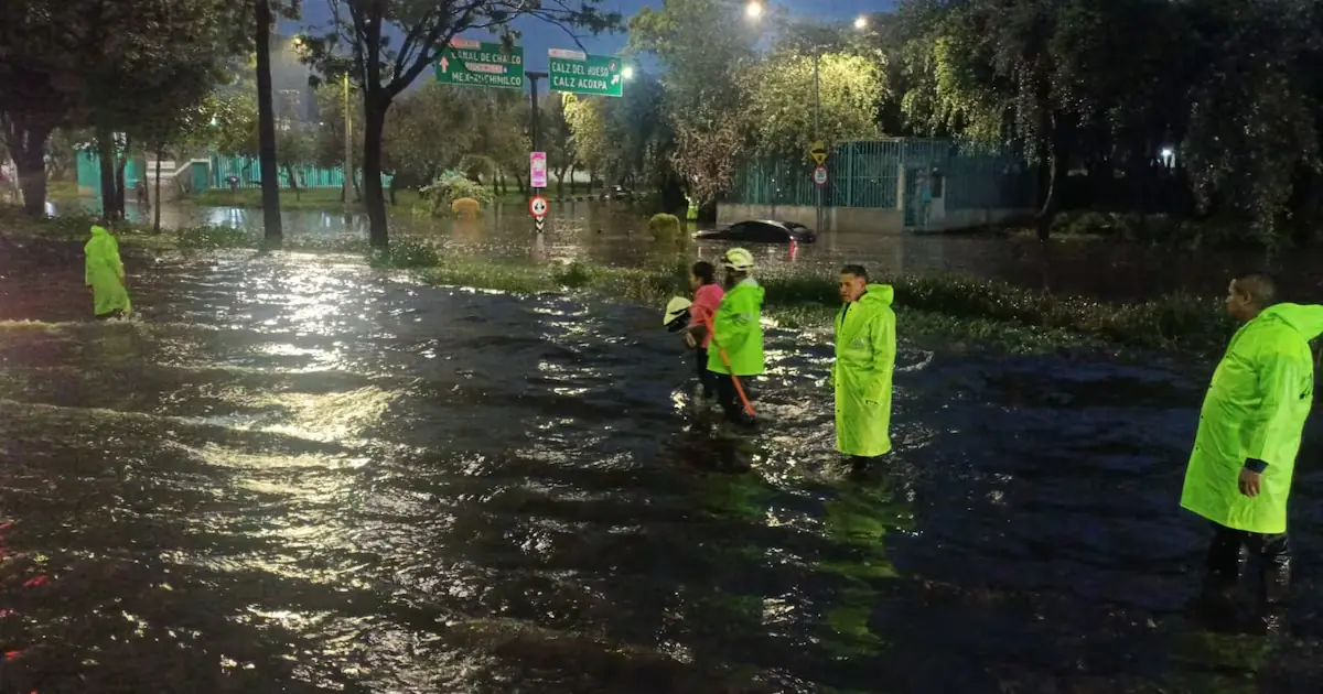 Intensas precipitaciones causaron severas afectaciones en el sur de la capital, complicando la circulación vehicular.