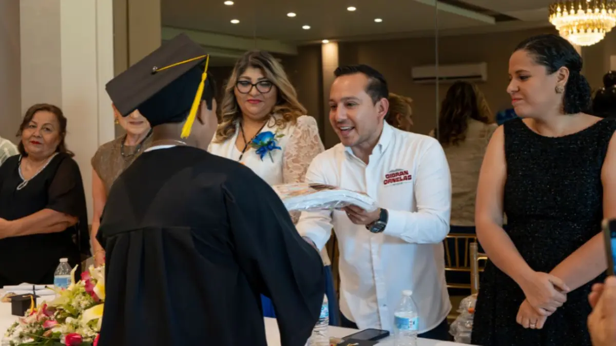 La acción del regidor refleja su compromiso con la educación pública y el futuro de la niñez en Monterrey.