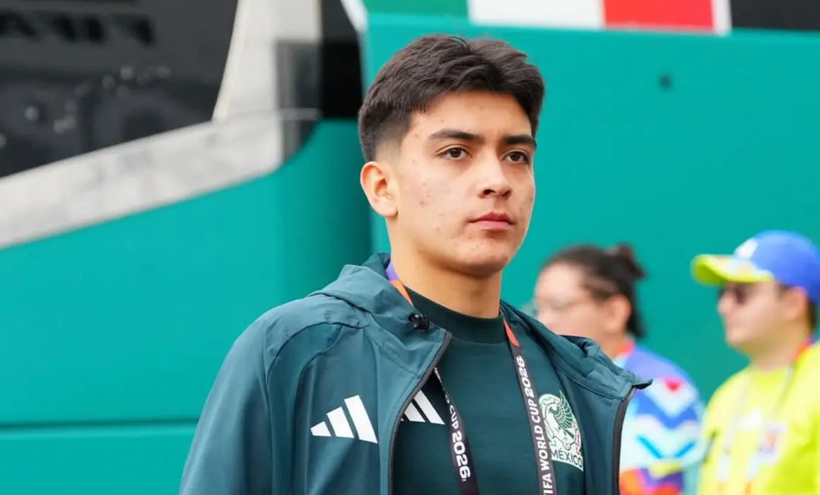 A los 17 años, Mora destaca en el Club Tijuana y la Selección Mexicana.