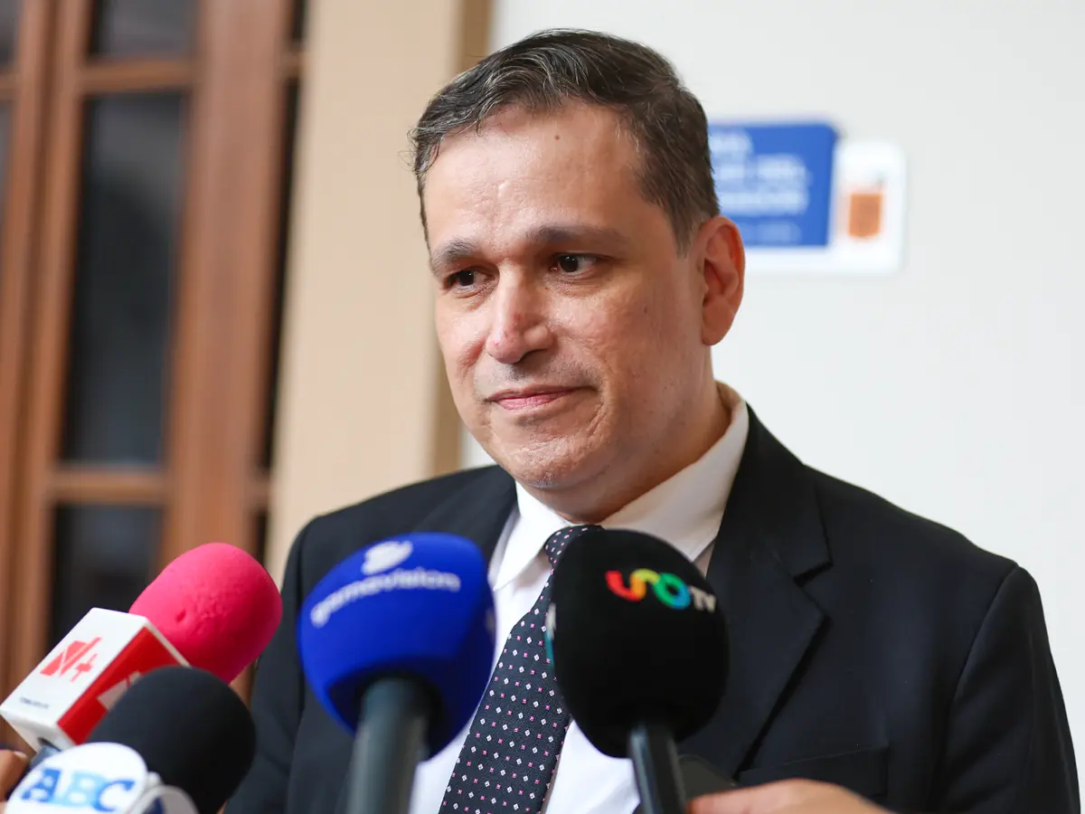 La administración estatal descarta adeudos y detalla la entrega de recursos a los ayuntamientos.