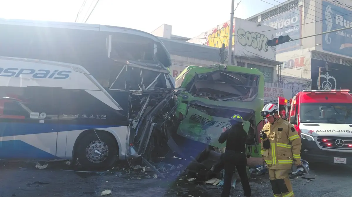 Un choque en el Centro de Monterrey causa lesiones severas y activa protocolos de rescate.