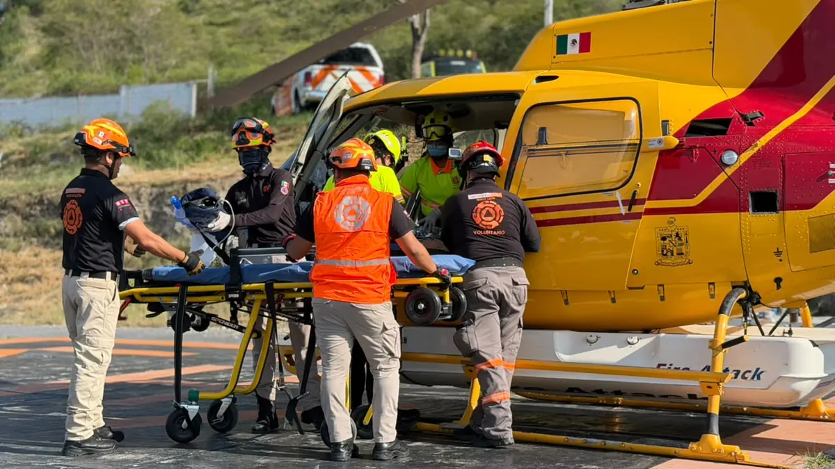 Un joven de 18 años fue trasladado en helicóptero a Monterrey para una atención médica urgente tras un accidente de motocicleta.
