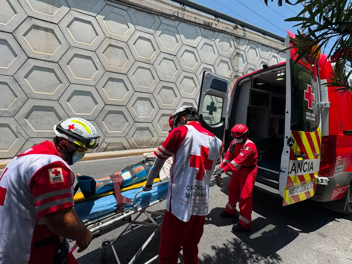 La caída ocurrió durante trabajos en la colonia Topo Chico; se reportan heridas graves.